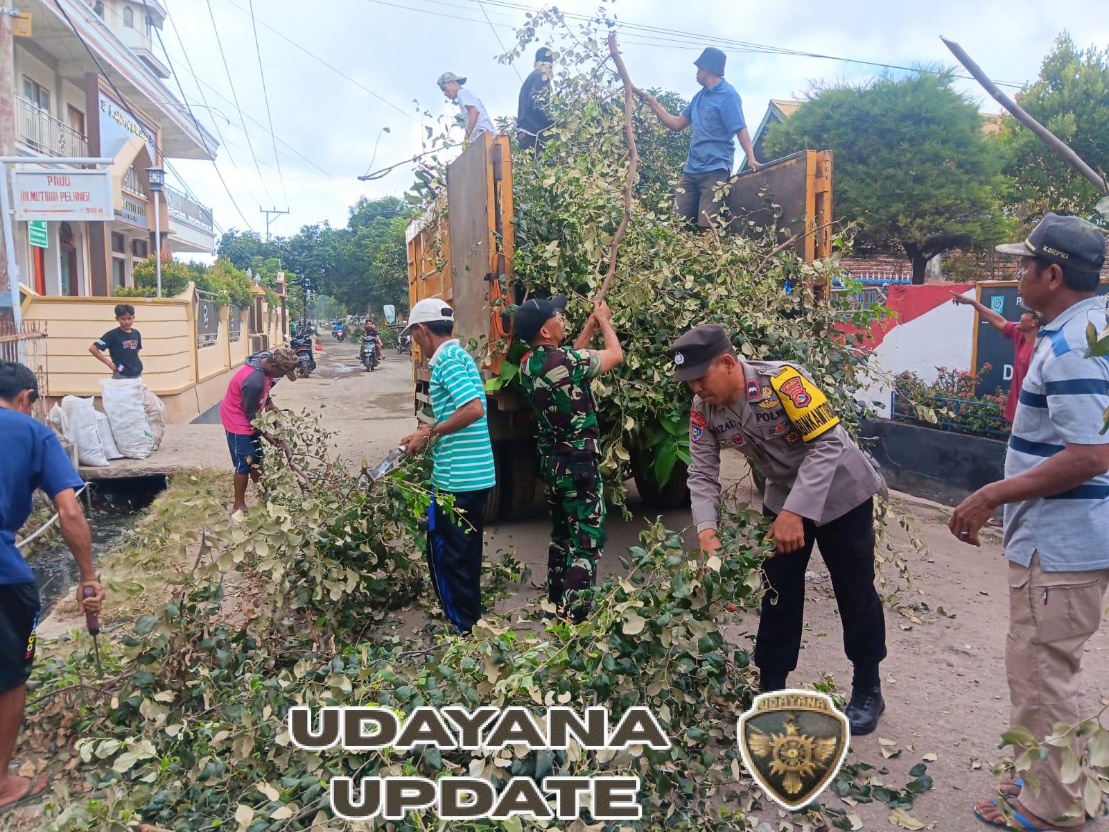 Babinsa Parangina dan Warga Kompak Gotong Royong