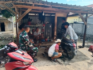 Babinsa Koramil 1614-03/Hu’u Ajak Warga Dusun Ruhu Ruma Tingkatkan Kesadaran Kebersihan Lingkungan Sekitar Jembatan Raba Adu