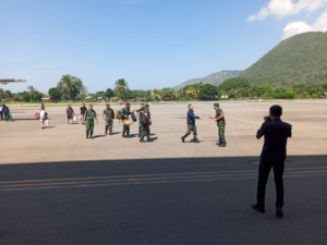 Dandim 1602/Ende Sambut Kedatangan Pangdam IX/Udayana di Bandara H. Hasan Aroeboesman
