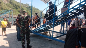 Babinsa Koramil 1602-01/Ende Laksanakan Monitoring dan Pengamanan Kedatangan KM LAWIT di Pelabuhan IPPI Ende