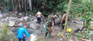 TNI-Polri Kompak, Bersihkan Kali Manulondo Demi Lingkungan Bersih