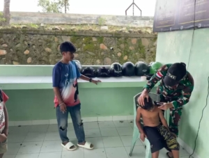 Satgas Yonif 741/GN Pos Nananoe Berikan Pelayanan Cukur Gratis di daerah perbatasan