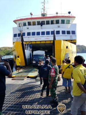 Babinsa Koramil 1627/02 Pantai Baru Amankan Proses Bongkar Muat Kapal Fery Ineria