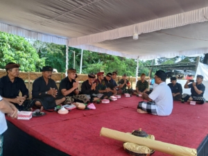 Babinsa Batuan Kaler Amankan Prosesi Ngaben Massal 31 Sawa di Desa Adat Ganggangan Cangi