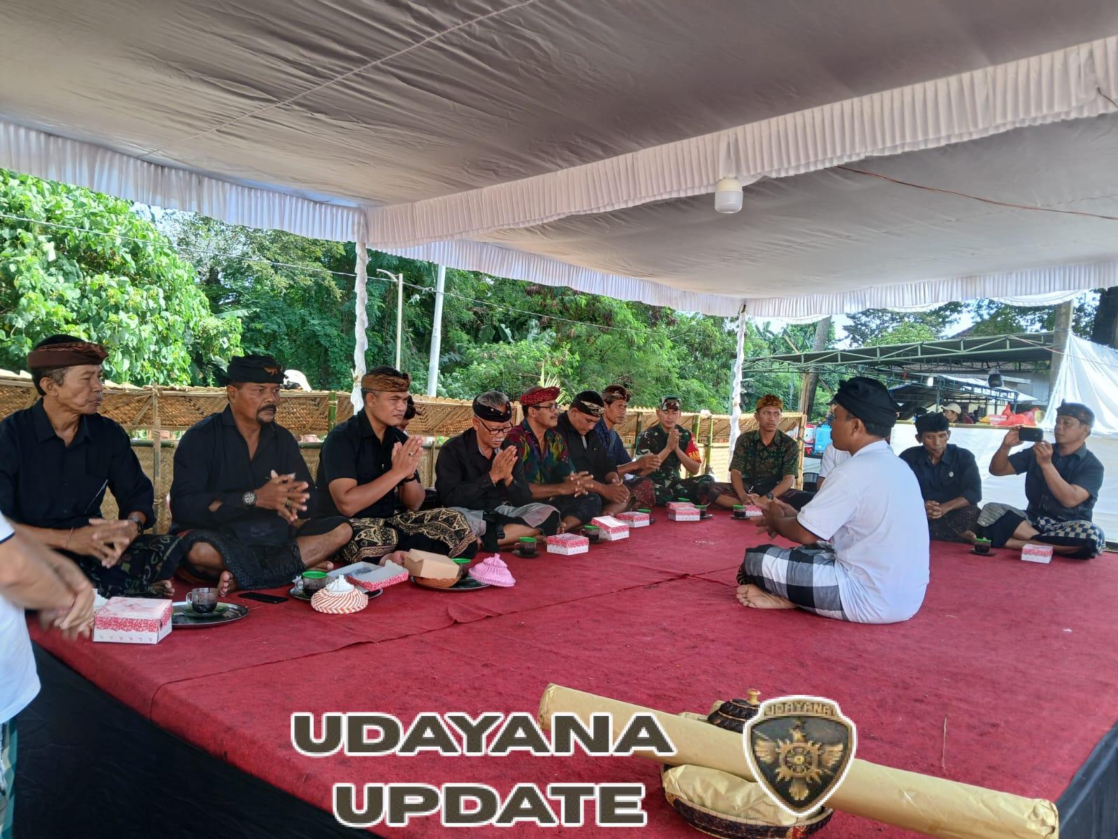 Babinsa Batuan Kaler Amankan Prosesi Ngaben Massal 31 Sawa di Desa Adat Ganggangan Cangi