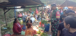 Babinsa Wolowaru Laksanakan Komsos dan Pamwil di Pasar Moni, Wujudkan Rasa Aman di Tengah Masyarakat