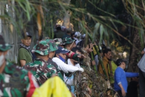 Sejumlah Relawan Bersihkan Bantaran Sungai Kali Ancar di Mataram