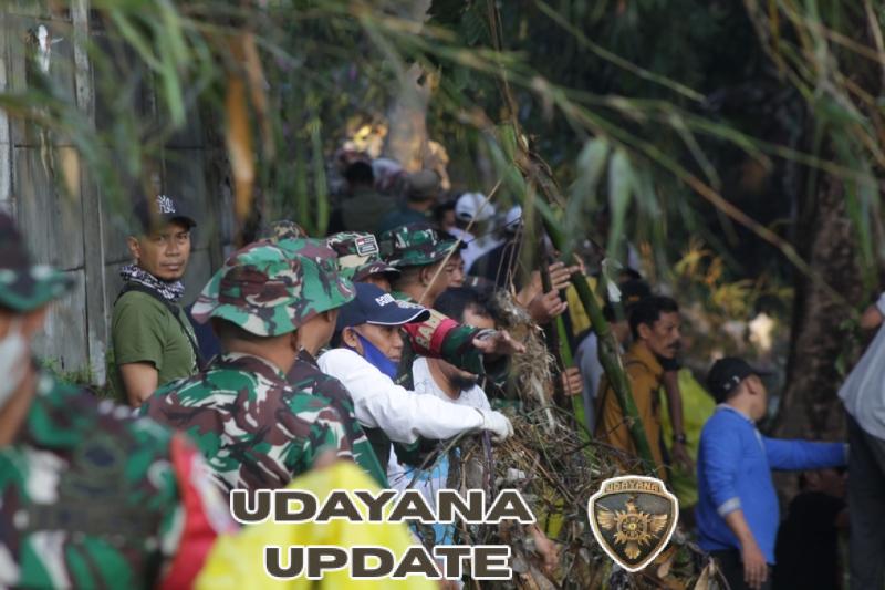 Sejumlah Relawan Bersihkan Bantaran Sungai Kali Ancar di Mataram