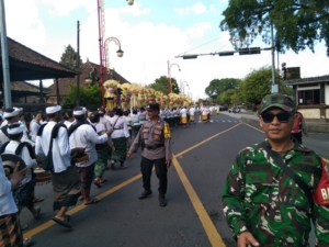 Babinsa Gianyar Bersinergi Amankan Upacara Nyangling ke Beji Tukad Cangkir