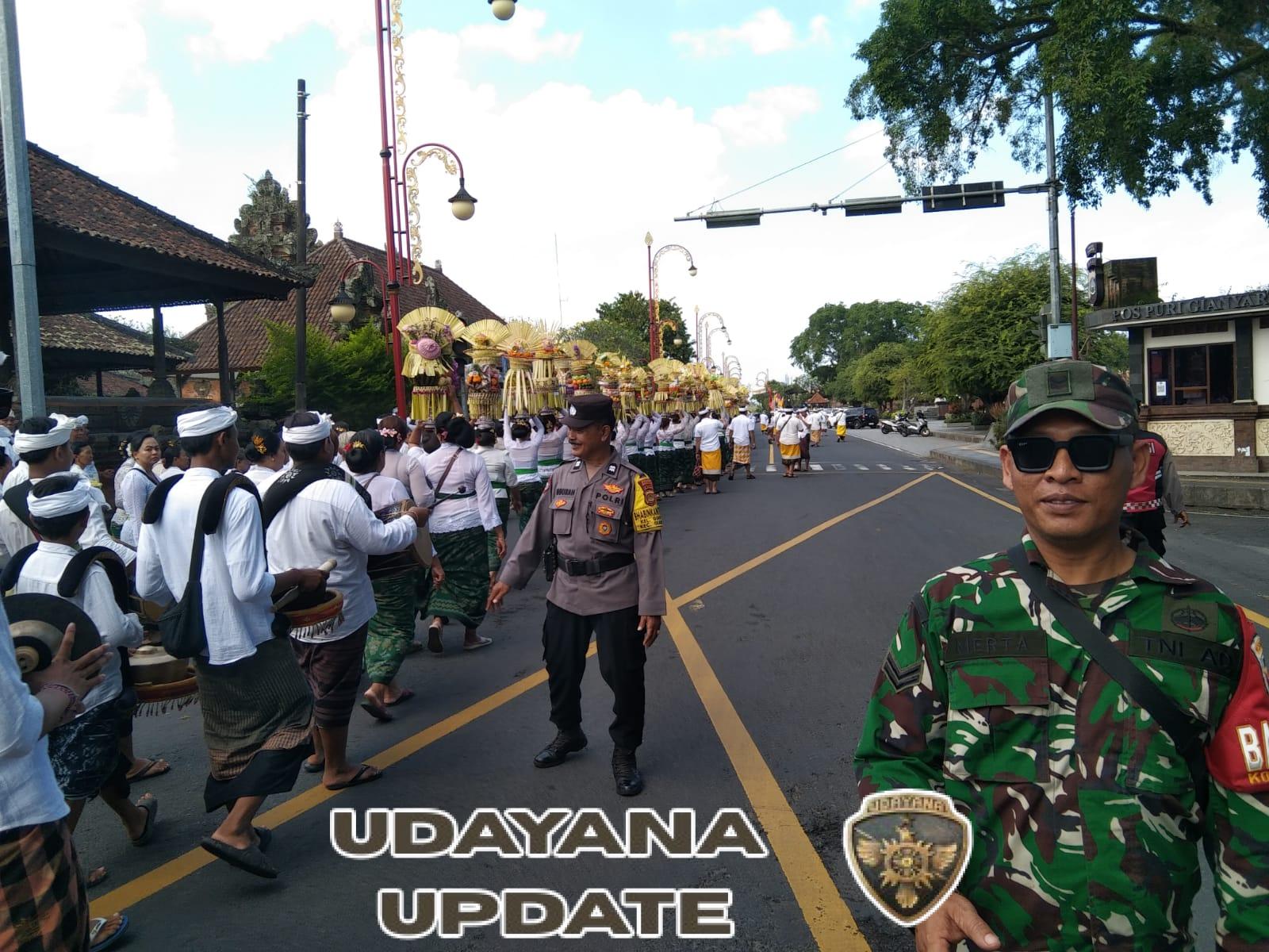 Babinsa Gianyar Bersinergi Amankan Upacara Nyangling ke Beji Tukad Cangkir