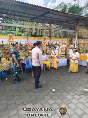 Babinsa Koramil 1616-03/Tampaksiring Bersinergi Amankan Upacara Atma Wedana Massal di Desa Adat Tarukan