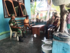 Dekatkan Diri dengan Masyarakat, Babinsa Pantar Laksanakan Komsos dan Pemantauan Wilayah