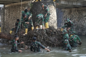 Aksi Bersama Korem 162/Wira Bhakti: Korve Sampah Pasca Banjir di Kota Mataram