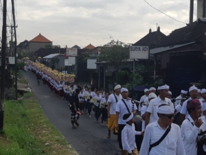 Dedikasi Babinsa Sukawati, Jamin Ketertiban dan Kelancaran Mapeed Menuju Pura Penataran Agung