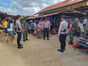Babinsa dan Polsek Pantai Baru Jalin Kedekatan Lewat Komsos Bersama Pedagang Pasar Tradisional Olafuliha’a