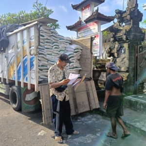 Babinsa Tegal Tugu Kawal Penyaluran Bantuan Beras CBP Tahun 2025