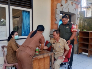Babinsa dan Kepala Desa Sumita Dukung Pemeriksaan Rutin oleh Puskesmas Gianyar II