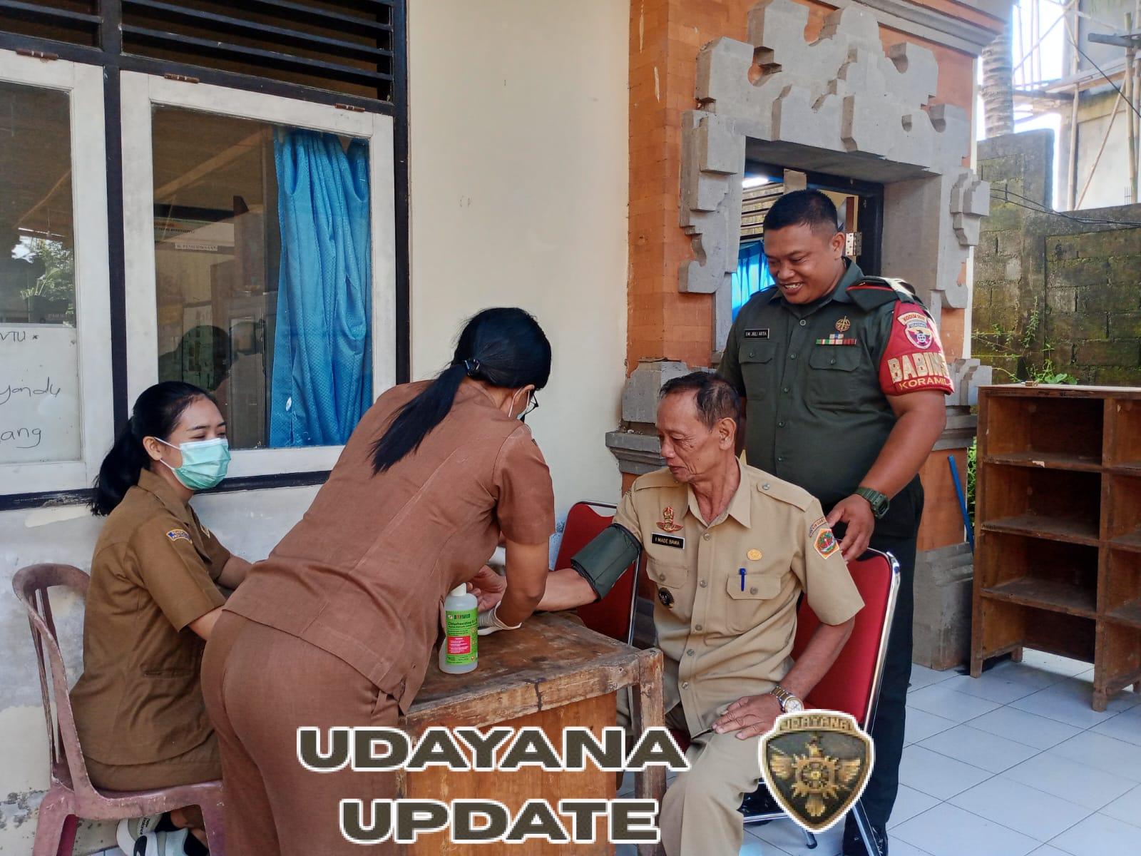 Babinsa dan Kepala Desa Sumita Dukung Pemeriksaan Rutin oleh Puskesmas Gianyar II