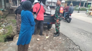 Babinsa Parako Komsos dengan Pedagang Keliling untuk Kawal Harga Sembako