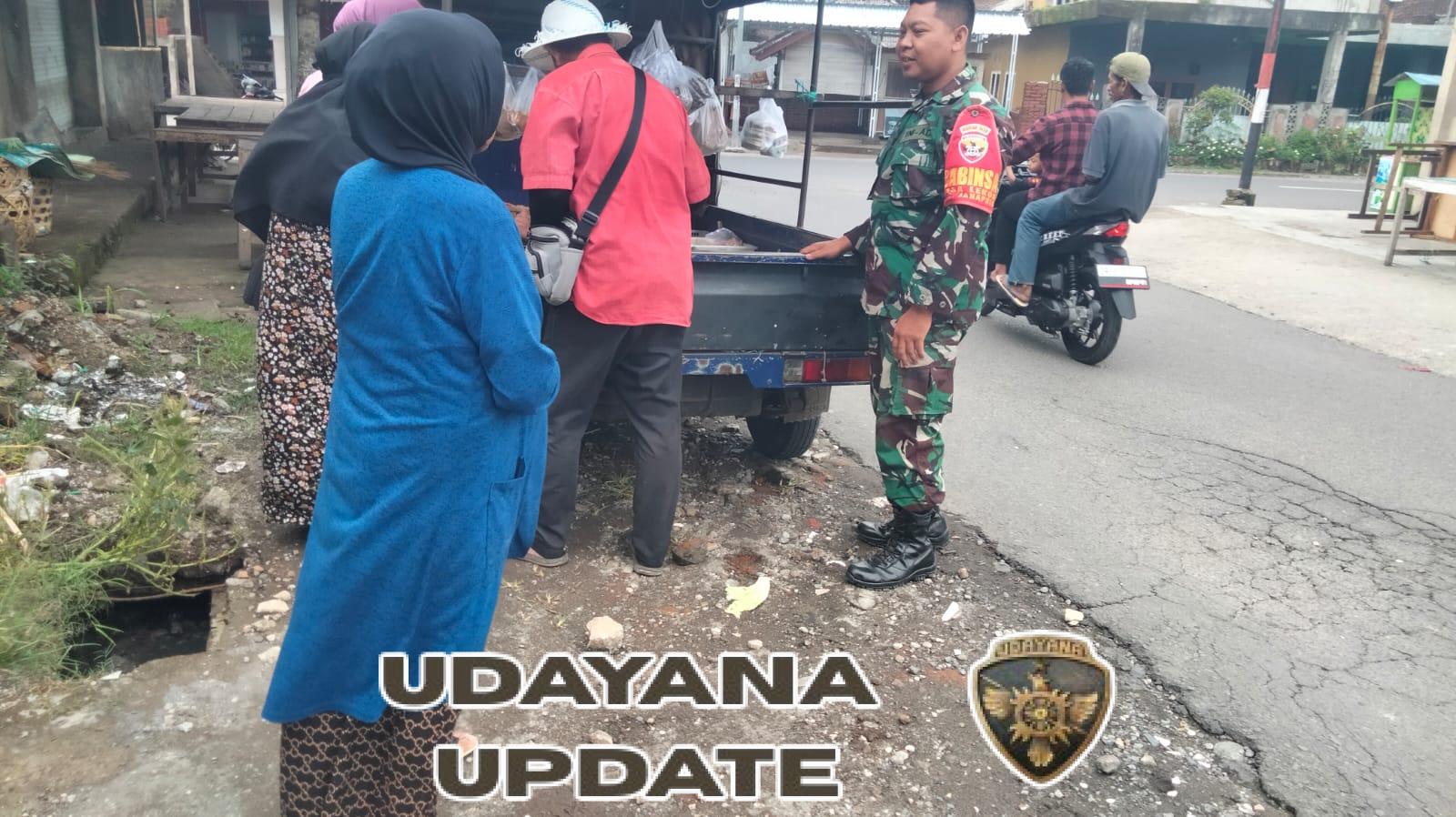 Babinsa Parako Komsos dengan Pedagang Keliling untuk Kawal Harga Sembako