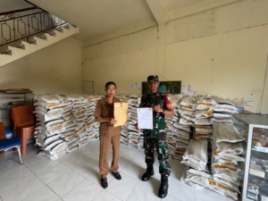 Perkuat Ketahanan Pangan, Babinsa Saba Turun Langsung Awasi Penyaluran Beras
