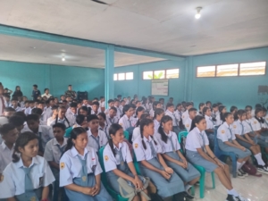 Babinsa Wulanggitang Dukung Pembentukan Karakter Siswa Baru SMAN 1 Titehena