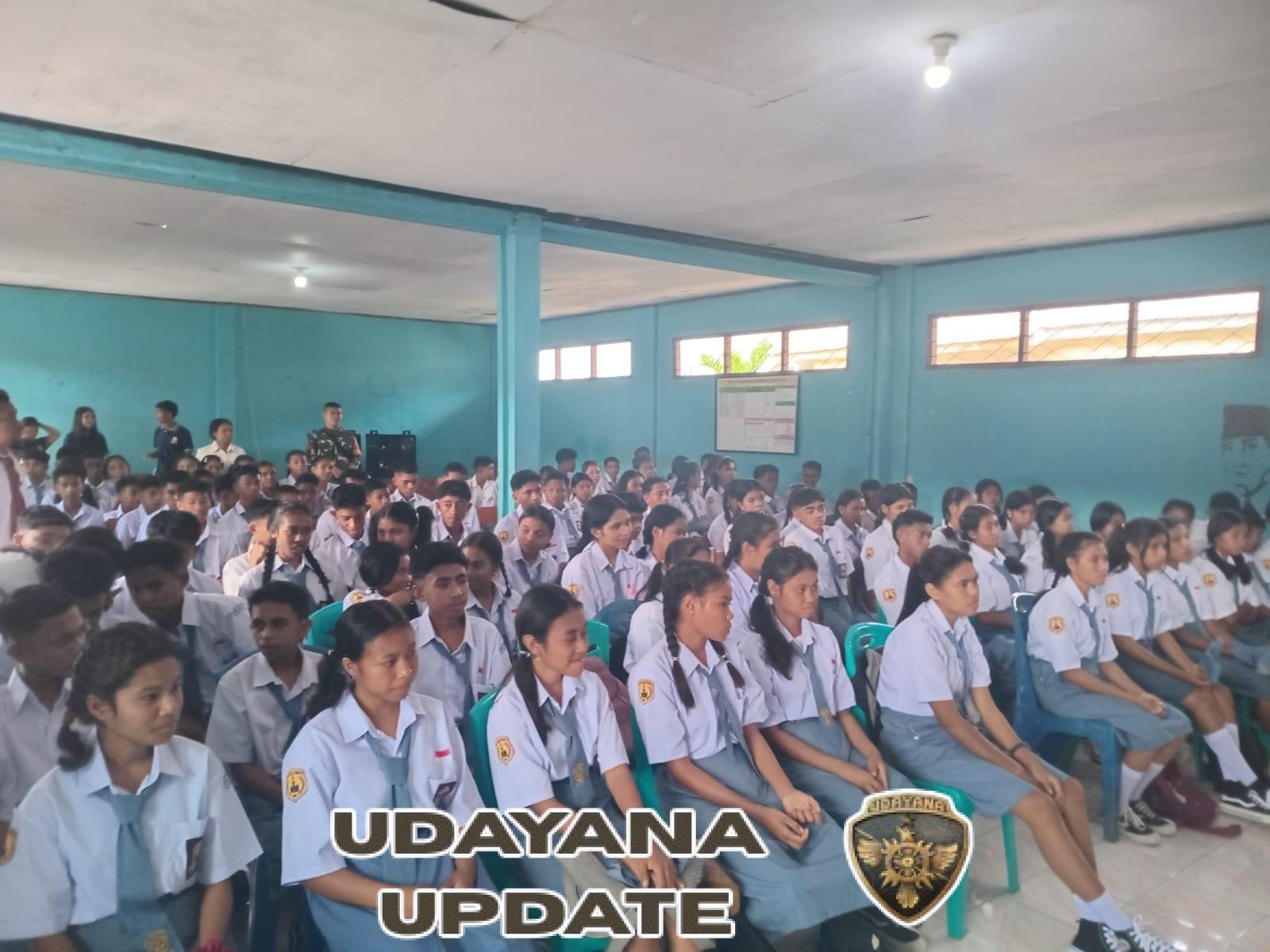 Babinsa Wulanggitang Dukung Pembentukan Karakter Siswa Baru SMAN 1 Titehena