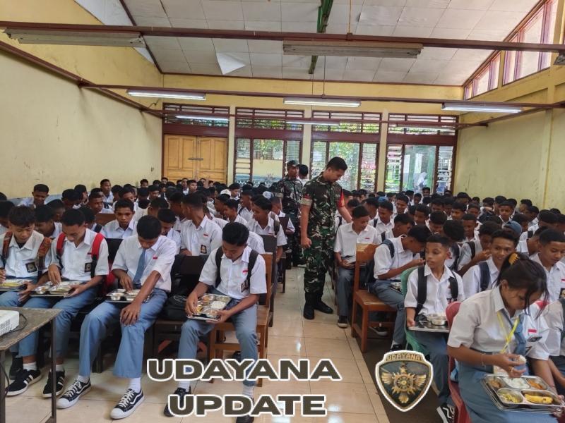 Dukung Kesehatan Siswa, SMK Negeri 2 Ende Bagikan Makan Bergizi dengan Dukungan Babinsa