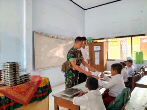 “Babinsa dampingi Program Makan Bergizi Gratis Dukung Gizi Seimbang Anak Sekolah di Kota Bima”