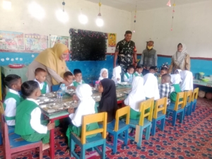 Anak-anak TK Islam Tarbiyah Nikmati Makan Bergizi dalam Program SPPG Ende Utara