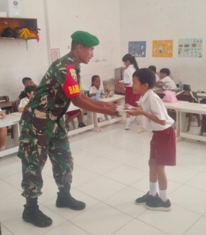 Dukung Kegiatan MBG, Babinsa Koramil 05/Waingapu Kawal Pelaksanaan MBG