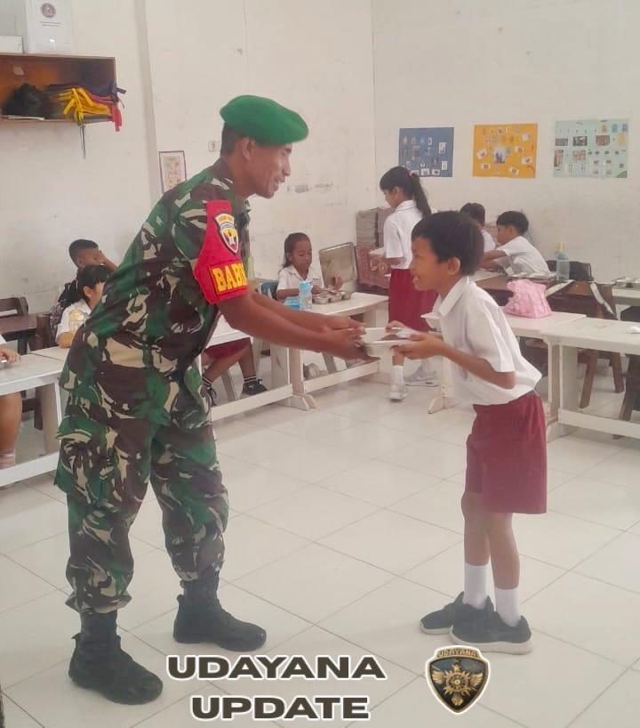 Dukung Kegiatan MBG, Babinsa Koramil 05/Waingapu Kawal Pelaksanaan MBG
