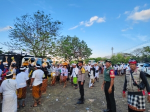Sinergi Babinsa, Bhabinkamtibmas, dan Pecalang Kawal Nyegara Gunung ke Pura Goa Lawah