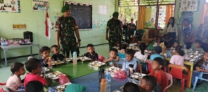 Babinsa Koramil 1602-01/Ende Bagikan Makan Bergizi di TK Kartika VII-10 Kompi C