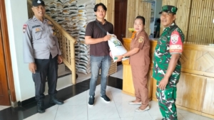 Babinsa Belega Kawal Distribusi 266 Sak Beras Bantuan Pangan untuk 133 KK