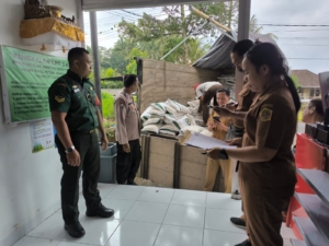 Babinsa Desa Petak Kawal Ketat Penyaluran 310 Paket Beras Bantuan Pemerintah