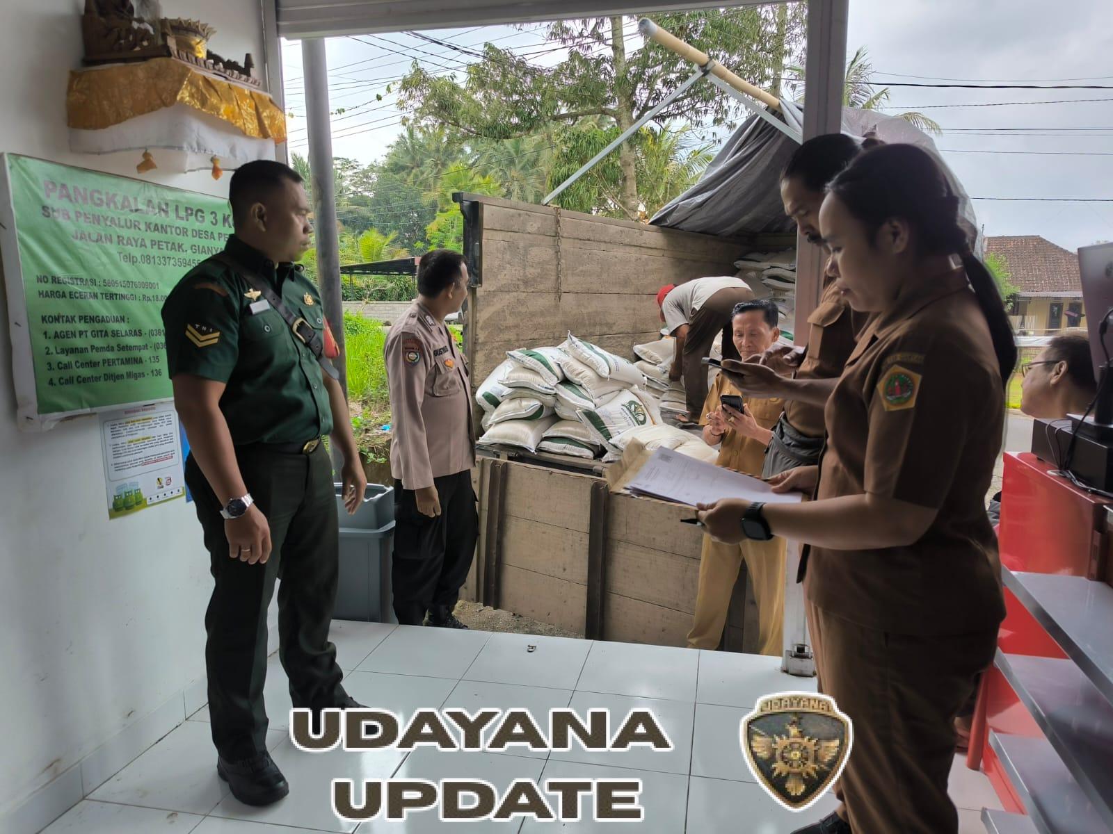 Babinsa Desa Petak Kawal Ketat Penyaluran 310 Paket Beras Bantuan Pemerintah