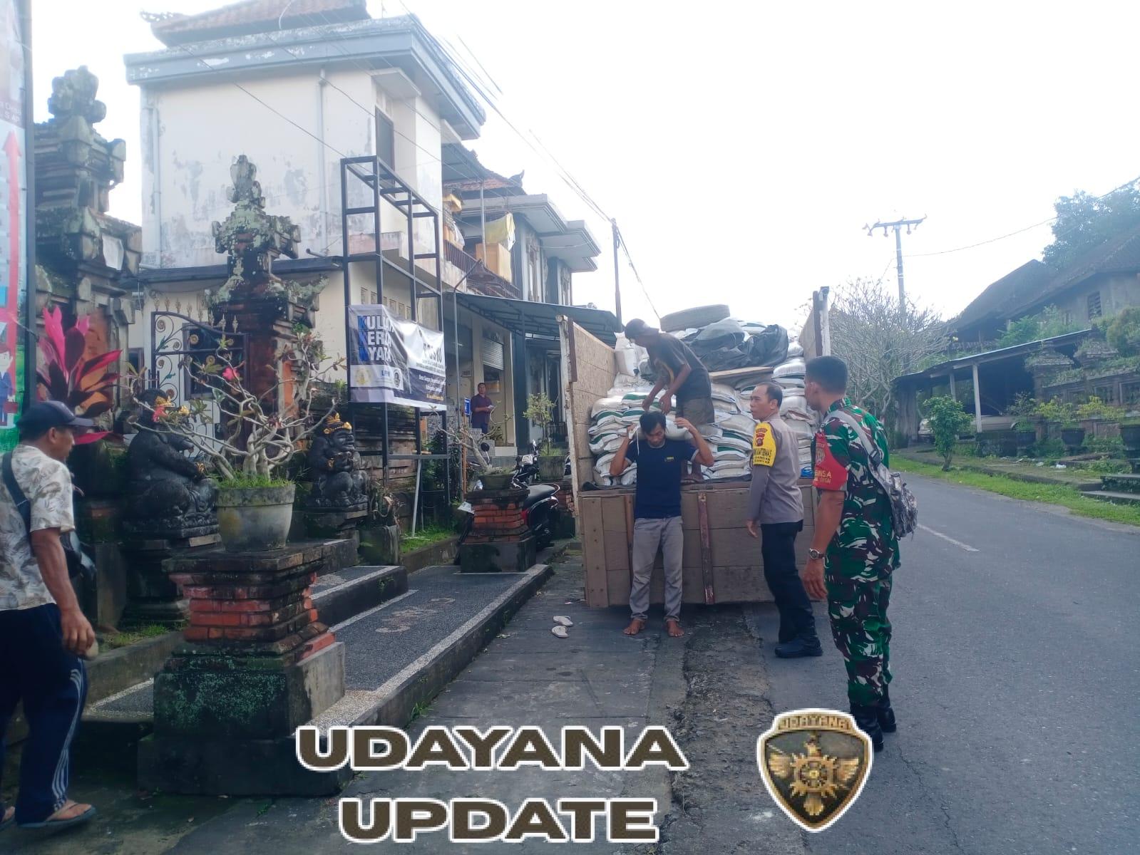 Babinsa Desa Siangan Kawal Ketat Penyaluran 556 Karung Beras untuk Warga Kurang Mampu