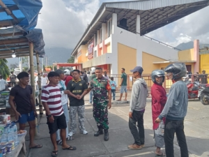 Babinsa Ramil 1602-01/Ende Laksanakan Monitoring, Komsos, dan Pengamanan Wilayah di Tengah Turnamen Bupati Ende Cup 2025