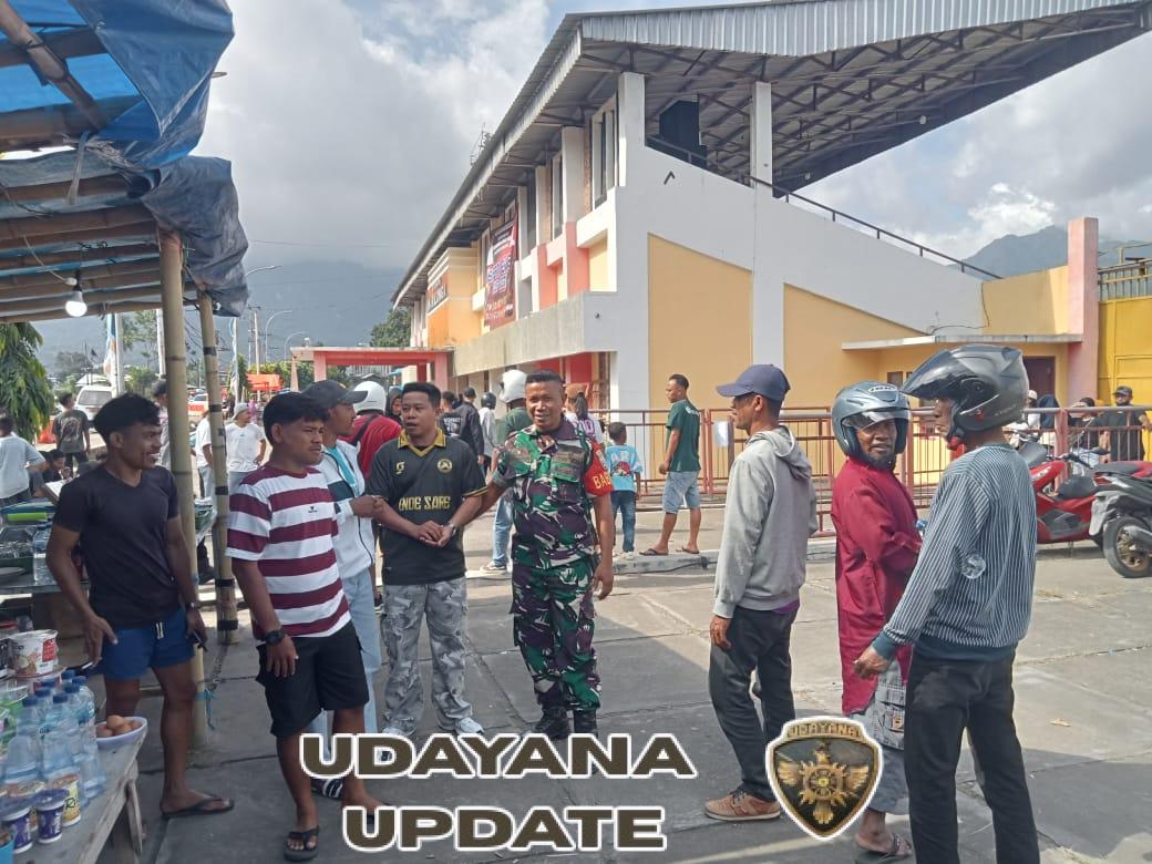 Babinsa Ramil 1602-01/Ende Laksanakan Monitoring, Komsos, dan Pengamanan Wilayah di Tengah Turnamen Bupati Ende Cup 2025