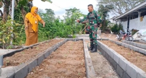 Danramil Janapria Ajak Warga Bercocok Tanam dengan Teknik Bedengan Terbalik