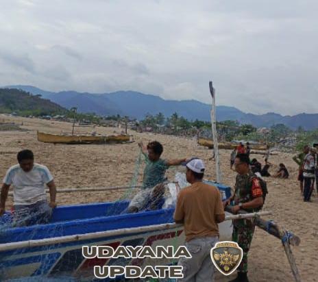 Babinsa Hu’u Bantu Nelayan Turunkan Perahu di Pantai Jala