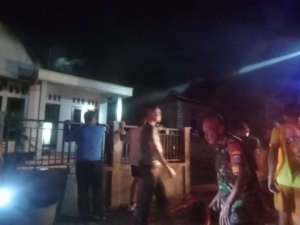 Babinsa Koramil 1627-01/Baa Monitor Kebakaran Rumah Warga di Kelurahan Mokdale