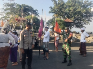 Babinsa Takmung Kawal Upacara Keagamaan