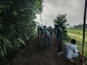 Peran Aktif Babinsa Laksanakan Gotong Royong  Pembersihan Jalan Usaha Tani di Subak Puleai