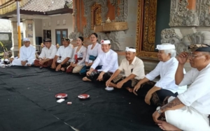 Babinsa Desa Pengiangan Hadiri Upacara Malik Sumpah dan Pedudusan Alit di Pura Catur Desa Adat Pengiangan Kawan