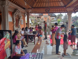 Babinsa Desa Pitra Jaga Kesehatan Masyarakat dengan Dampingi Kegiatan Posyandu untuk Semua Usia