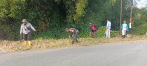 Babinsa Koramil 01/Taliwang Bersama Warga Desa Mura Gelar Gotong Royong Ciptakan Lingkungan Sehat