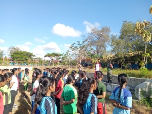 Babinsa Sertu Andre T Latih PBB Siswa Baru SMPN 1 Pantai Baru dalam Program MPLS