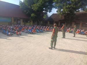 Koramil 1628-01/Taliwang Tanamkan Disiplin dan Jiwa Nasionalisme pada MPLS SMAN 2 Taliwang